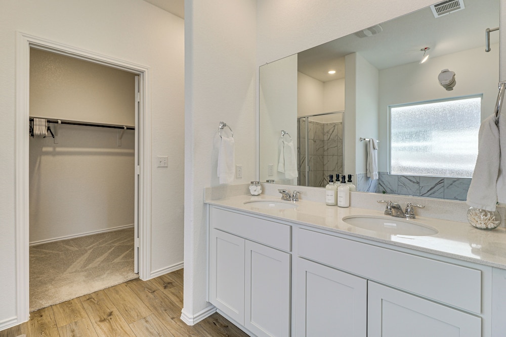 6 Mi to Mckinney Falls: Spacious Home w/ Game Room