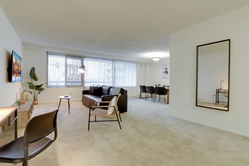 Crystal City Apt Close to Airport