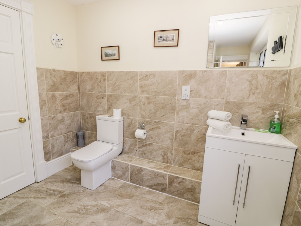 11 Glyn Garth Mews