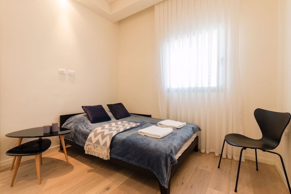 Live like Royalty in TLV DLX 2 Floor Apt view 2