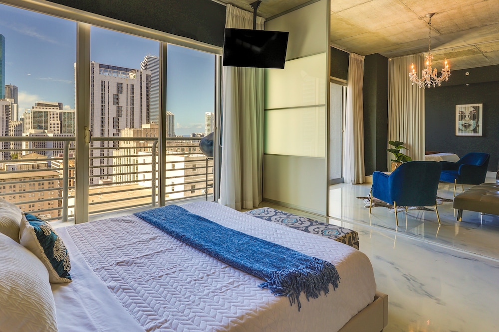 Luxe Downtown Miami Apt: Balcony, Pools, City View
