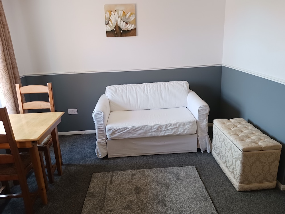 Cosy 1-bed Apartment in Swindon, Private Parking view 2