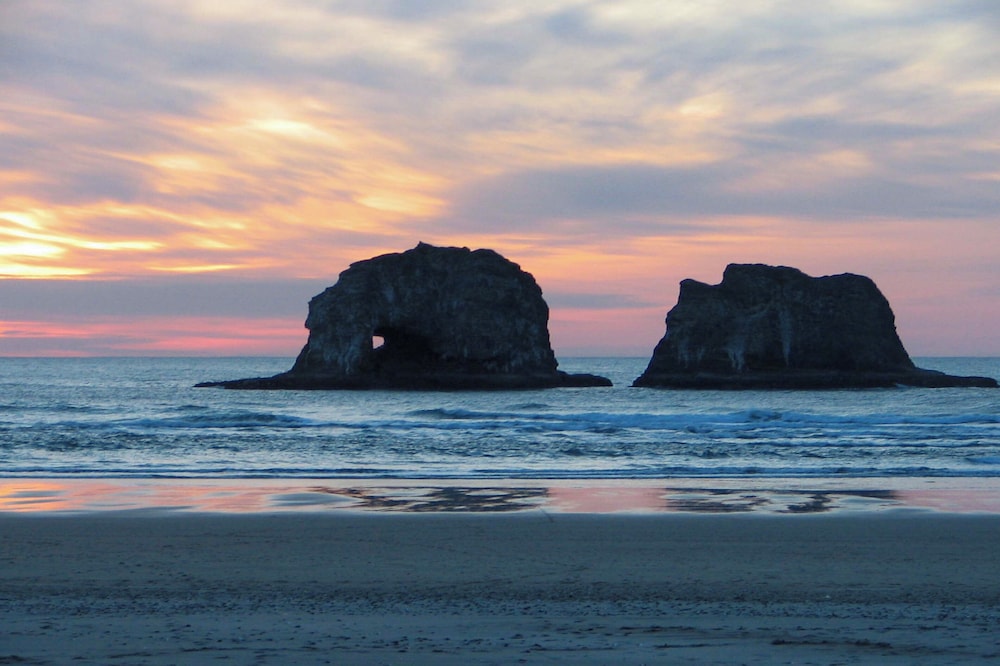 1 Block to Twin Rocks Beach: Pet-friendly Cottage