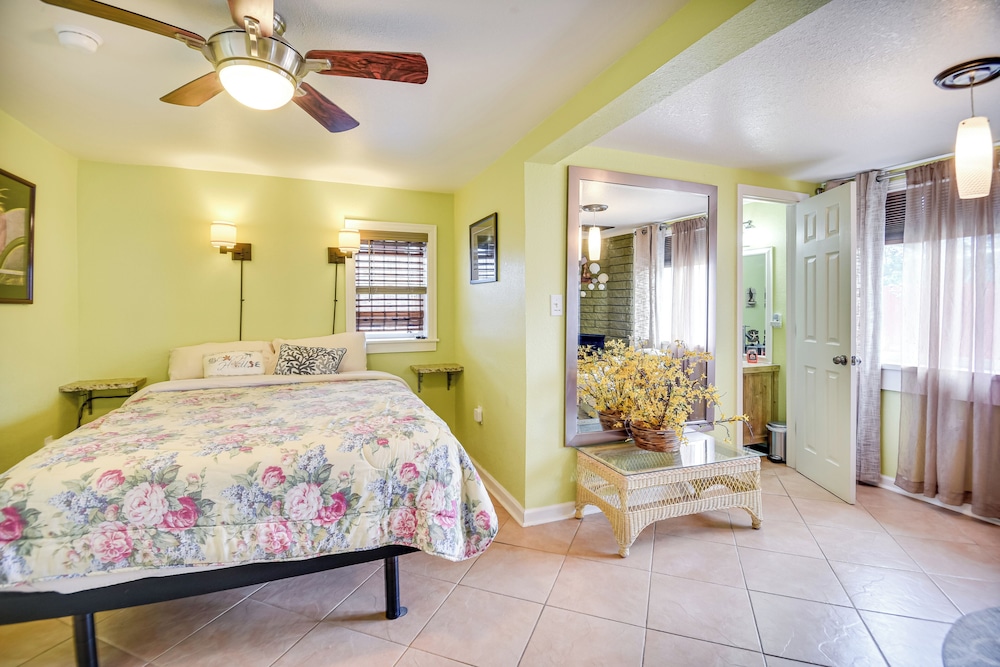 < 1/2 Mi to Beach Access + Pier: OBX Getaway