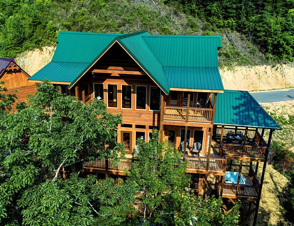 Chateaux Nirvana - 5 Bedrooms, 5 Baths, Sleeps 20 Home by RedAwning