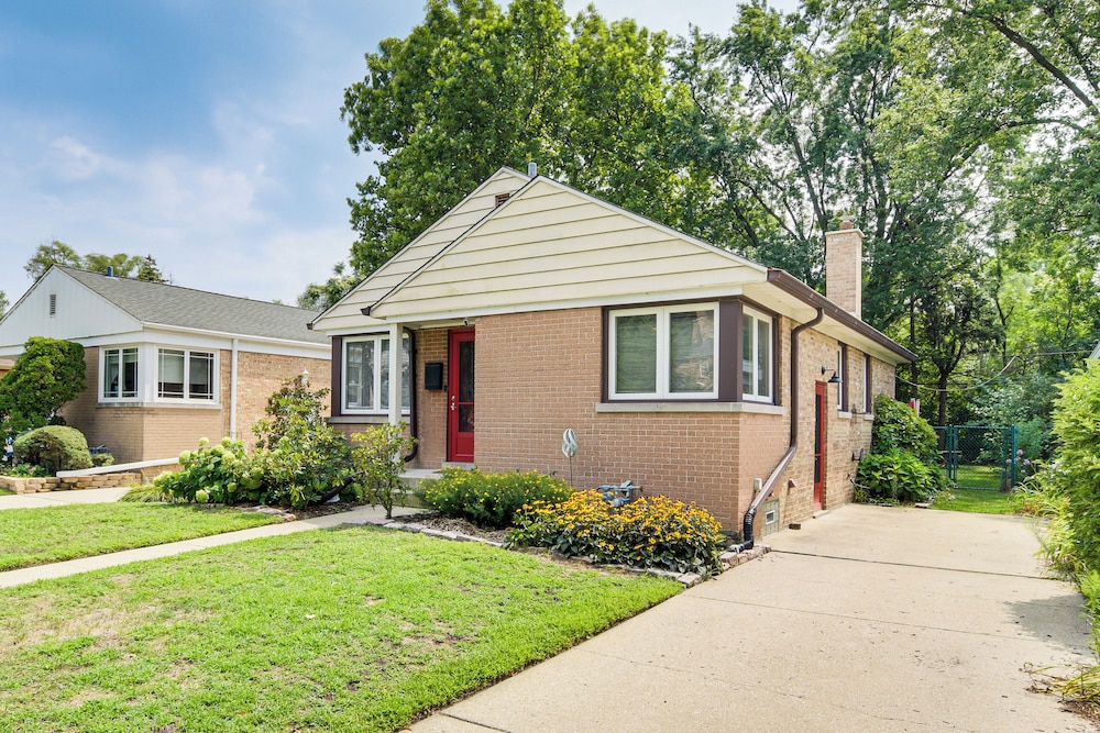 Pet-friendly Abode, 2 Mi to Dtwn Evanston!