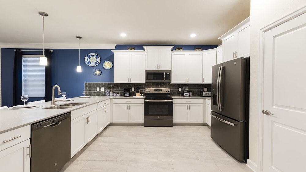 Greenview 8BR Home Private Theater Pool/spa/games