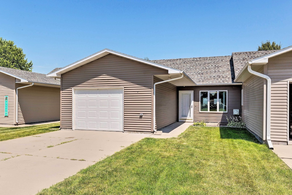 Elwood Townhome w/ Patio - 7 Mi to Johnson Lake view 2