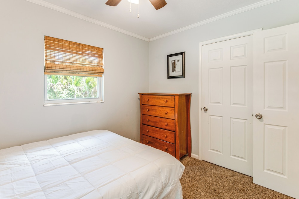 Mid-century Gainesville Getaway: 3 Mi to UF Campus view 5