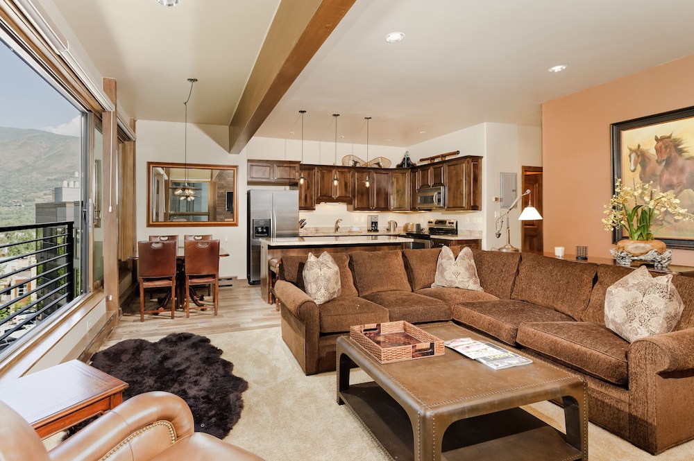 Durant Condominiums by Frias