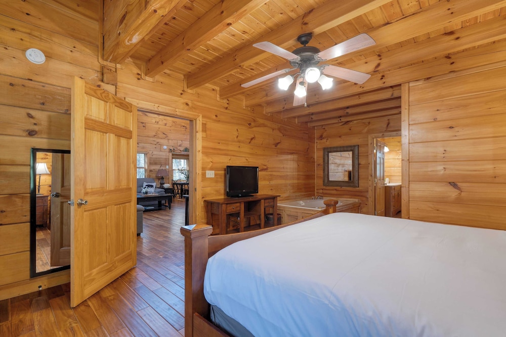 Hottub, Game Room, Forest Views, Near Gatlinburg Four Bears Lodge by Avantstay