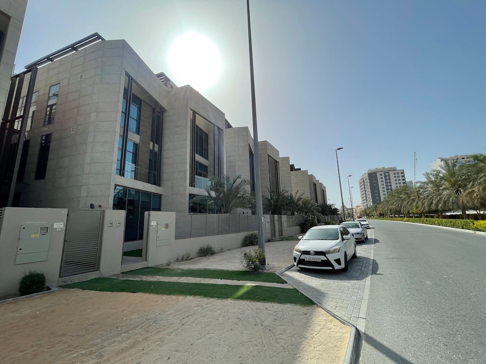 Best Townhouse On Jcv 4 Bedrooms With Jacuzzi
