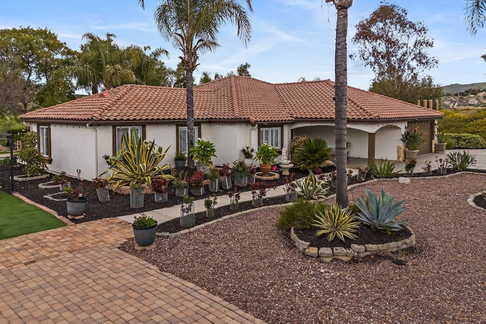 Breathtaking Meadows by Avantstay Temecula Group Retreat Pool, Pickleball, Firepit, Hot Tub