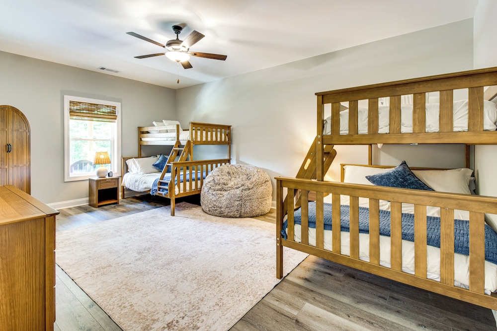 Boat Dock + Lake Hartwell Access: Family Getaway!