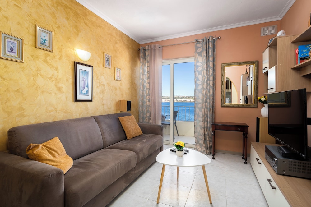 Cosy Apartment with Balcony & Sea Views