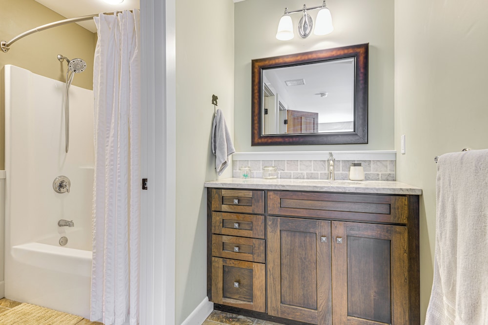 2 Mi to Golfing & Hiking: Spacious Wilmington Home