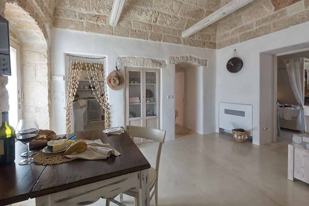 Trullo Atmosfera en Ostuni — kitchen