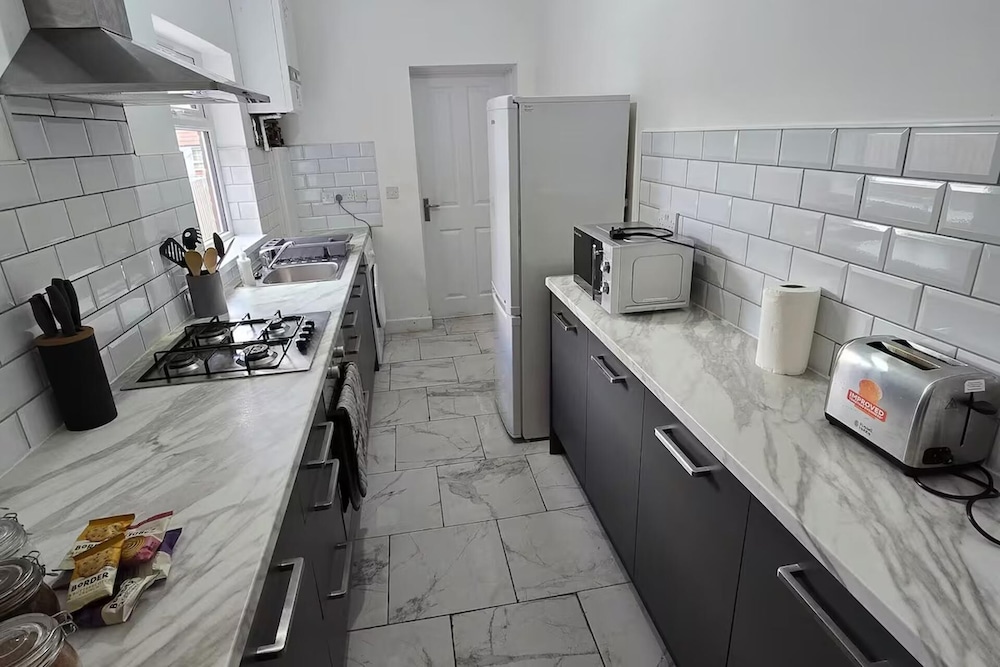 4 Bed-sleeps 9-private Garden-free Parking