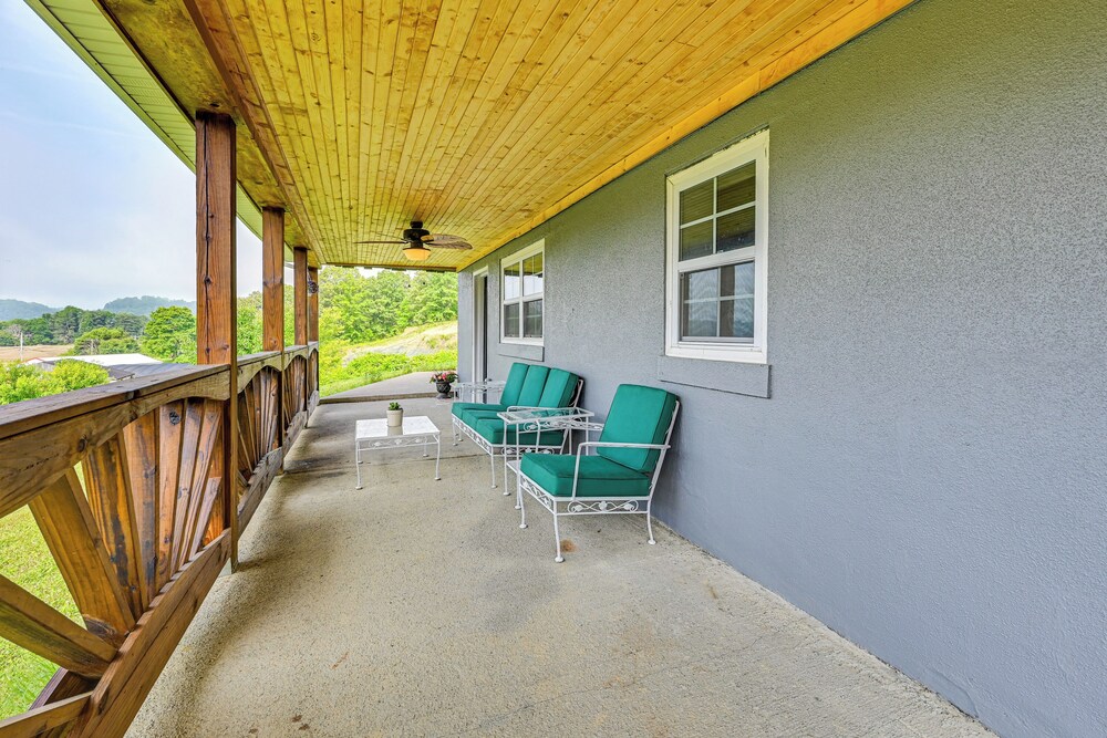 6 Mi to Lake Liberty: Pet-friendly Home w/ Yard