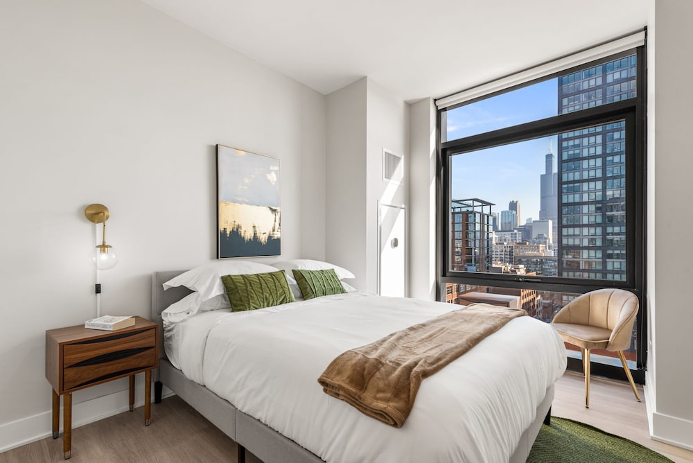 West Loop 3x 2BR Walk to Dining Gym Terrace