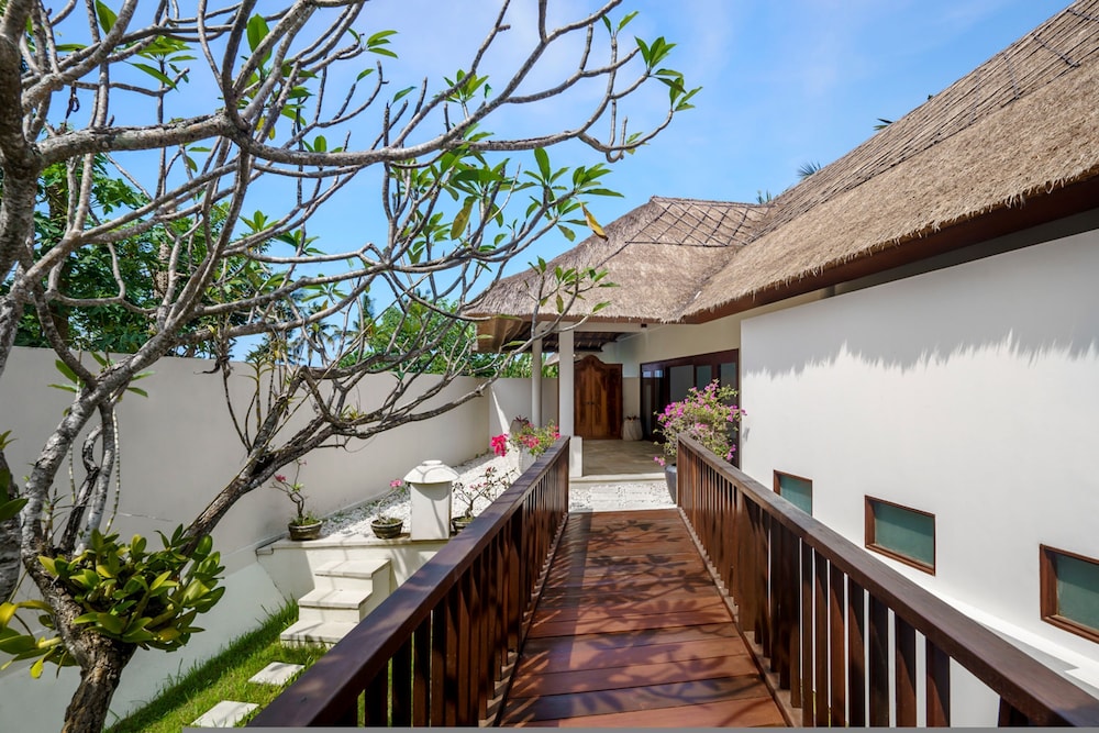 Villa Blanca by Alfred in Bali - Modern Luxury 5 Bdr Oceanfront Villa in Candidasa
