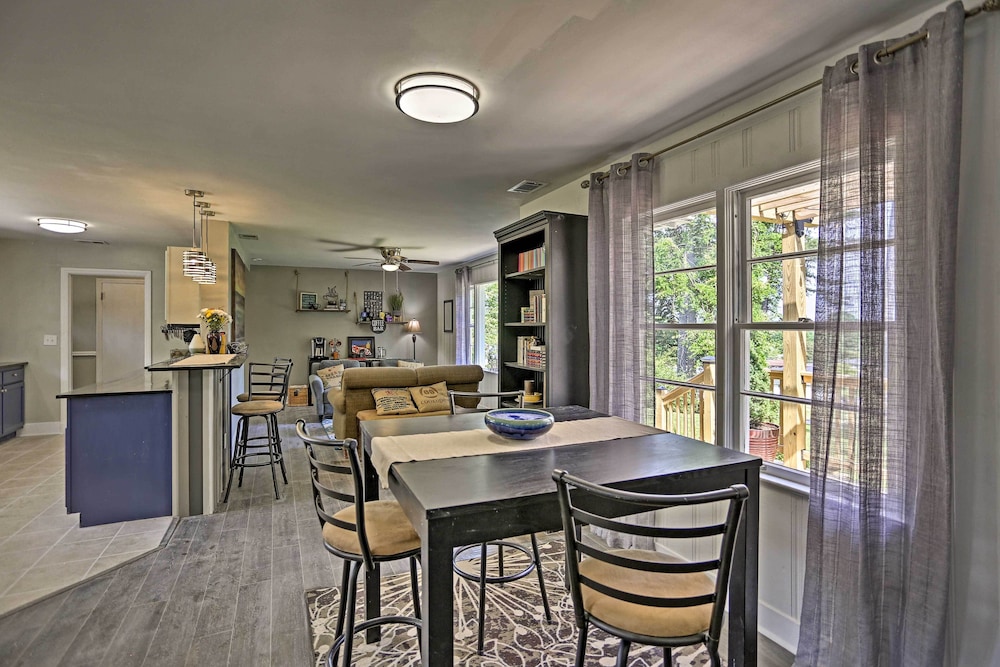 Family-friendly Escape ~ 6 Mi to City Center!