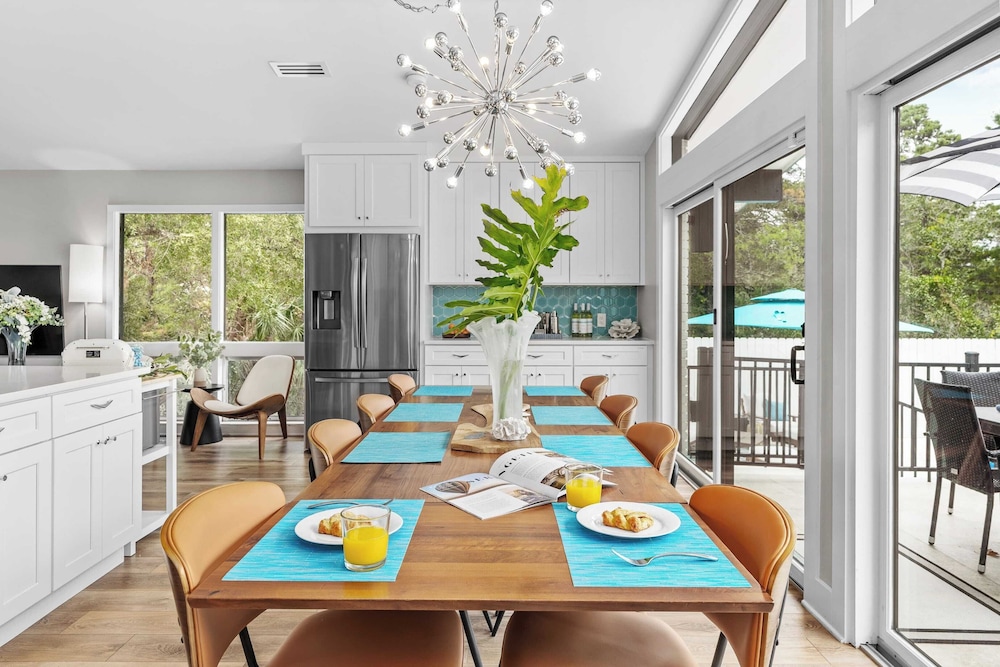 30A Florida Flashback by Avantstay Private Pool, Golf Cart, 3 Mins to Beach!
