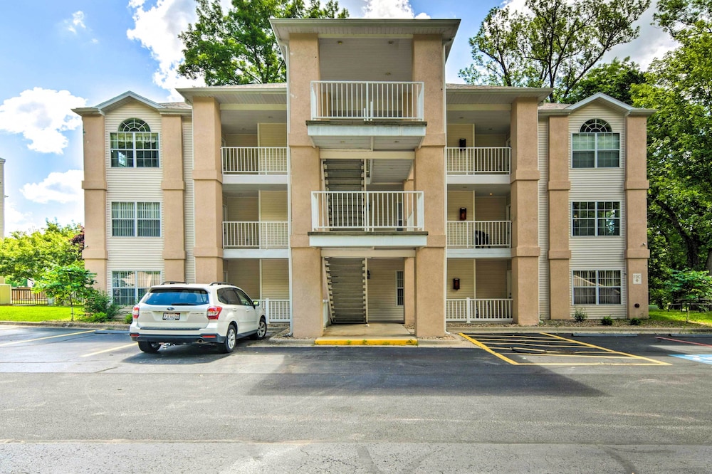 Sunroom, Fireplace: Lakefront Branson Condo