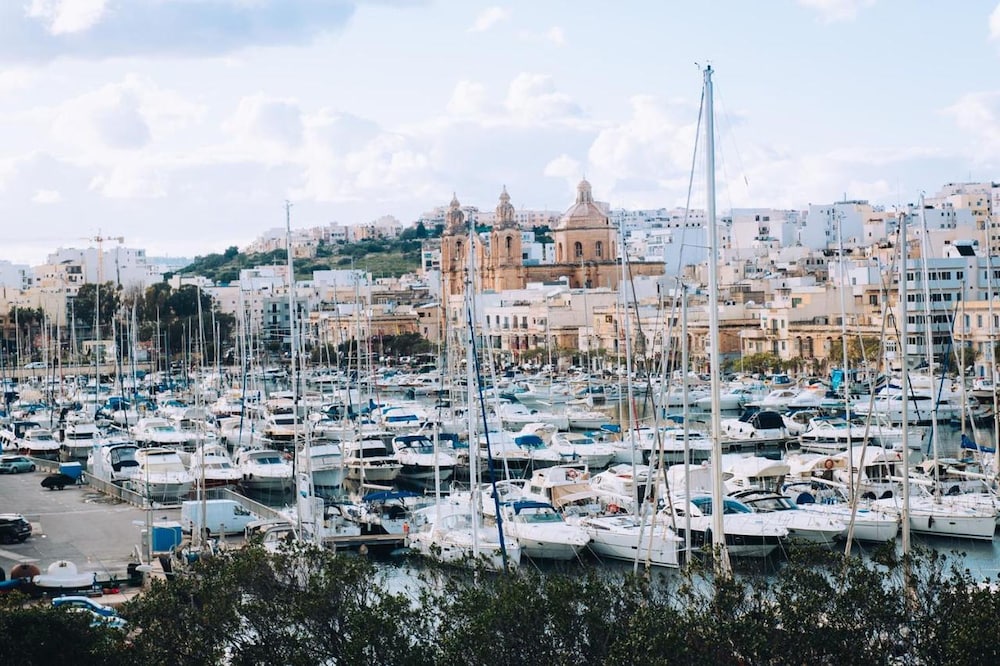 Wonderful Double Room in Pieta - Bb Marina
