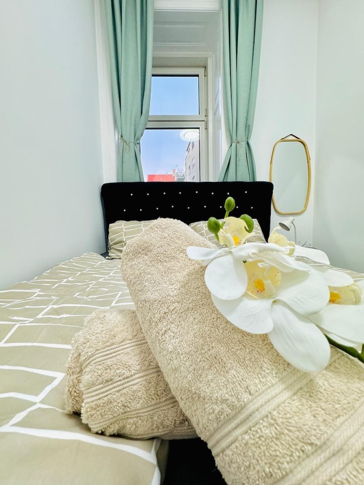 Family 9BR Apartment Near Augarten