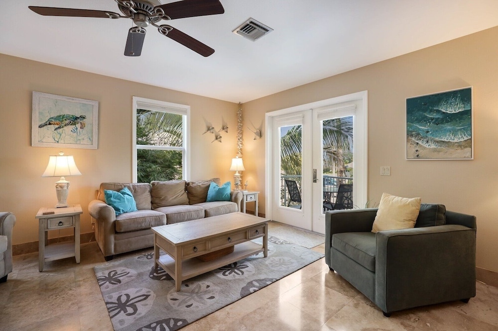 Blue Water Escape 3 Bedroom Villa by RedAwning