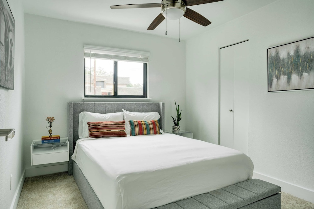 Austin Escape, Prime Location + Shared Yard Oasis Fairlawn Buyout by Avantstay