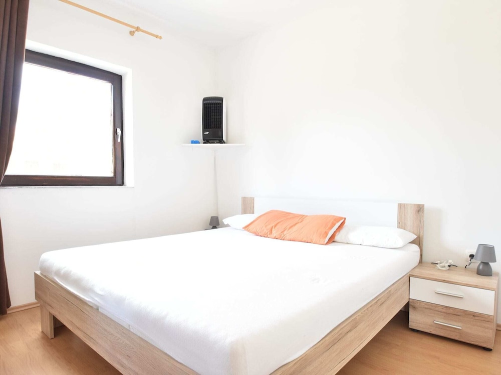 This Pleasant Holiday Home is an Ideal Starting Point to Explore Dalmatia view 2