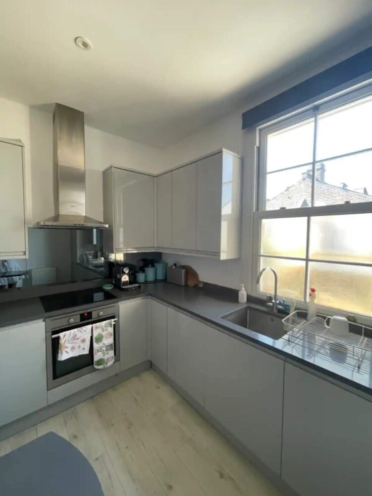 Stylish & Bright 3BD Flat With Balcony - Fulham