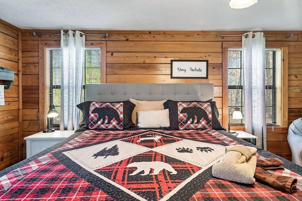 Stunning Cabin w Hot Tub Pool Table Arcades