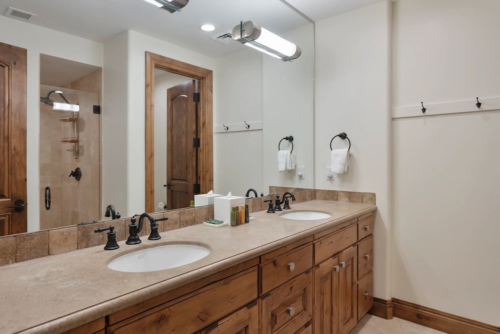 Grand Lodge - Four Bedroom #302 - Ski-in/ski-out 4 Condo