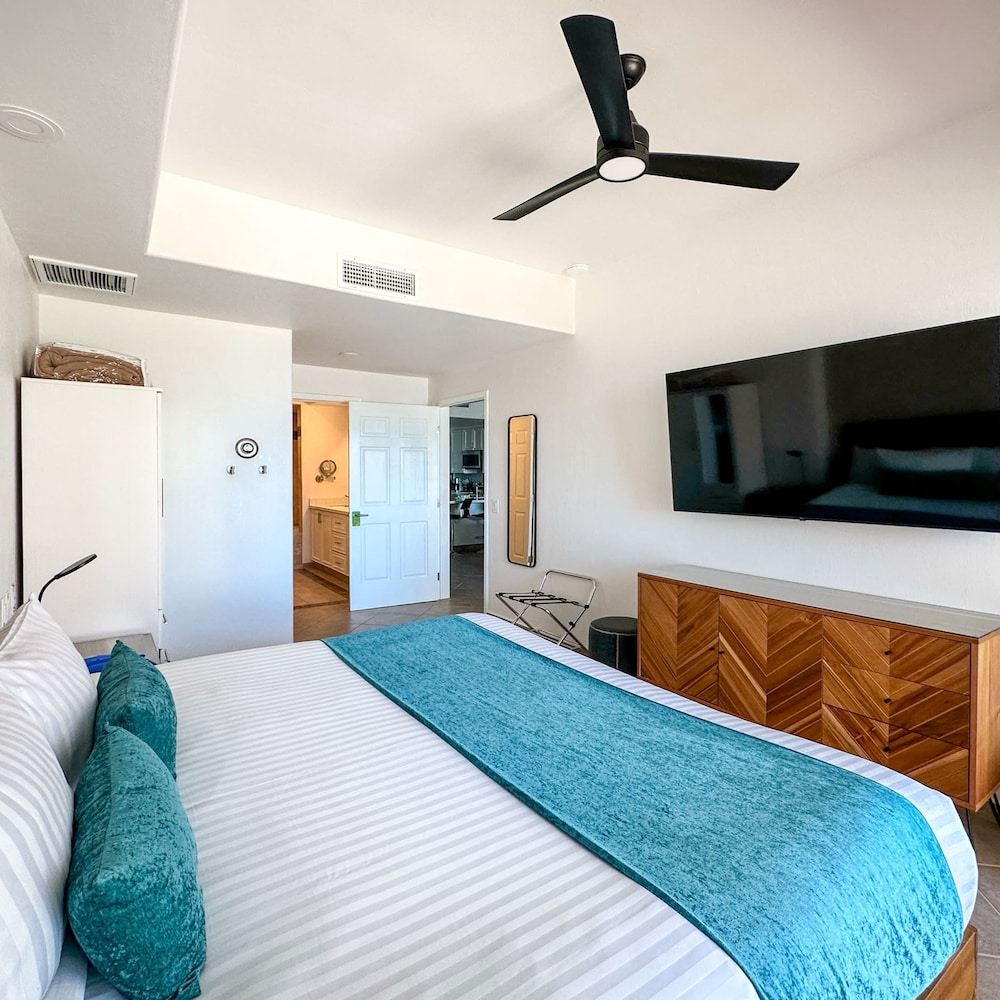 Luxury Ocean View Condo w Huge Deck