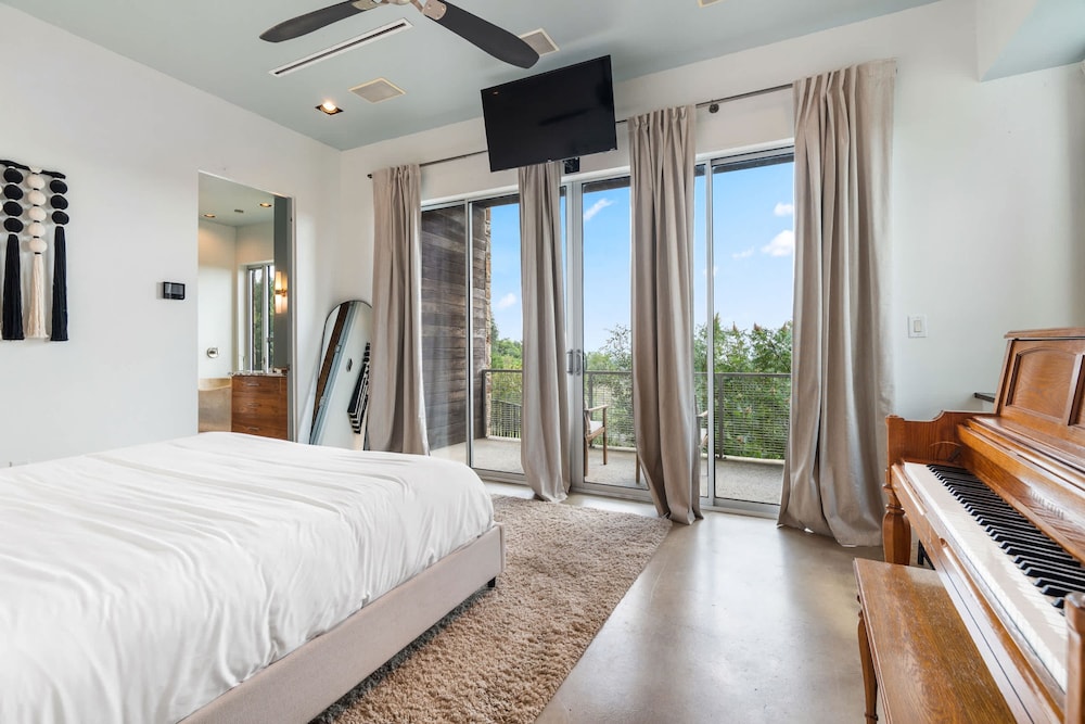 Luxury 7BR Hill Country Gem With Barndominium