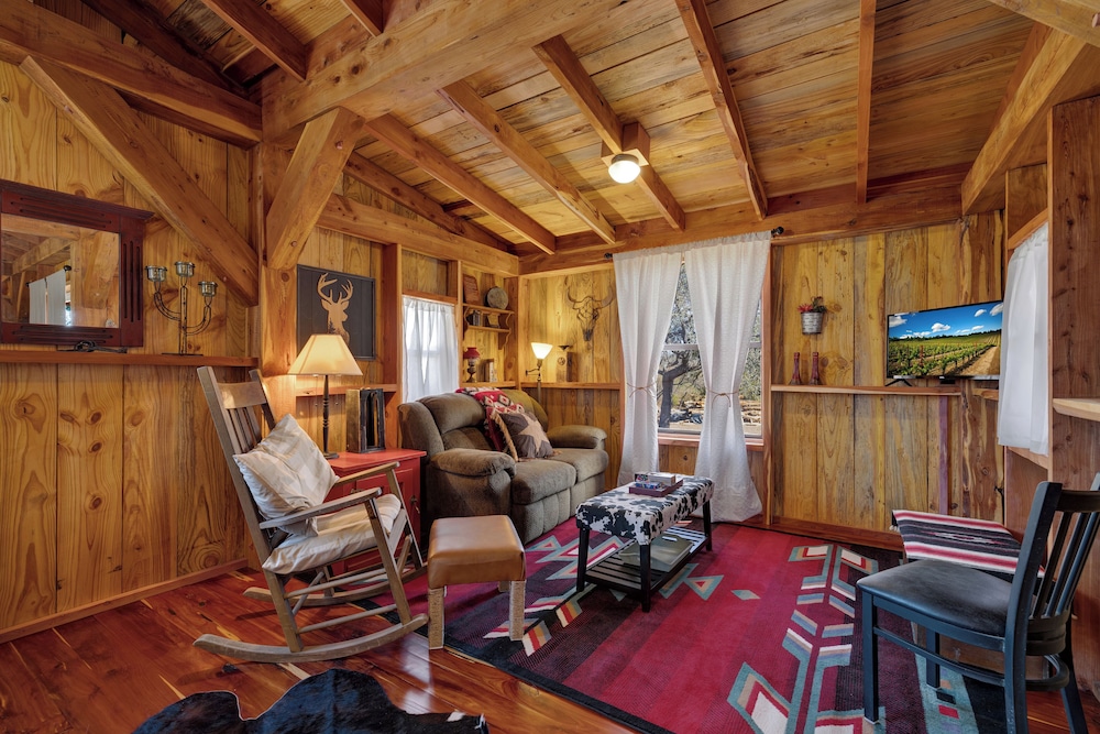 Texas Sawmill Cabin W/hot-tub, Pet-friendly, Minutes to Downtown!