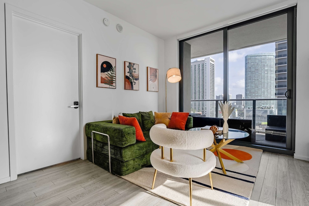 CBD Luxepad 2b2b With City Bay Views Gym Lounge