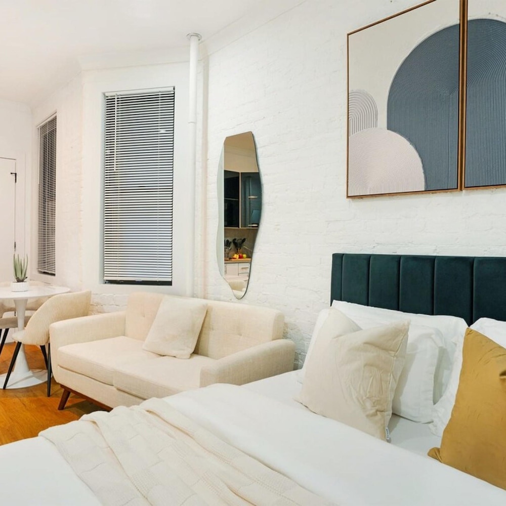 403-2e Newly Renovated Studio UES