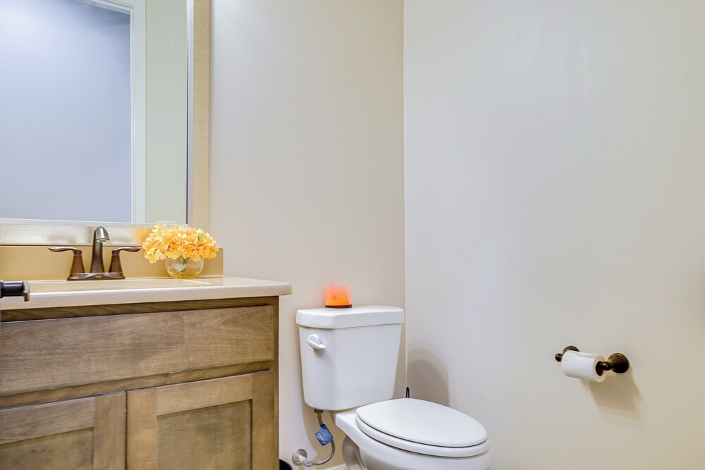 Private Hot Tub + Putting Green: El Paso Getaway!