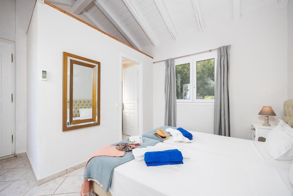 Ormos Beach House in Apraos