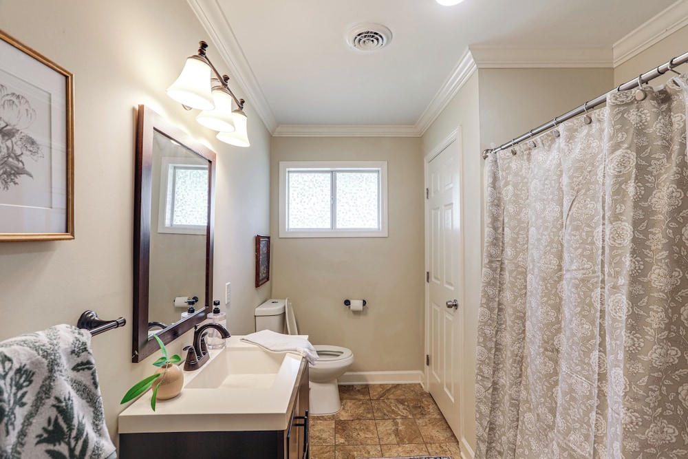 < 1 Mi to Ole Miss & The Grove! Charming Getaway