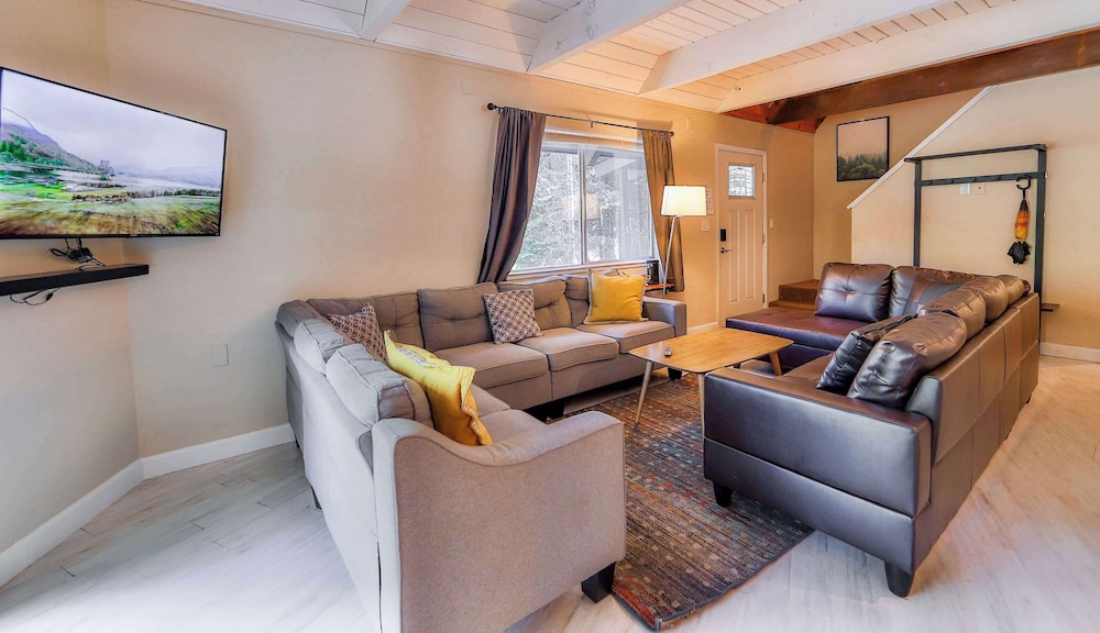 Iroquois Ridge Charming Home for 8 w/ Hot Tub Near Lake Tahoe & Skiing