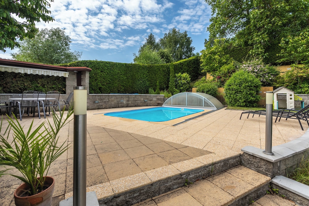 Cottage with pool playground and privacy