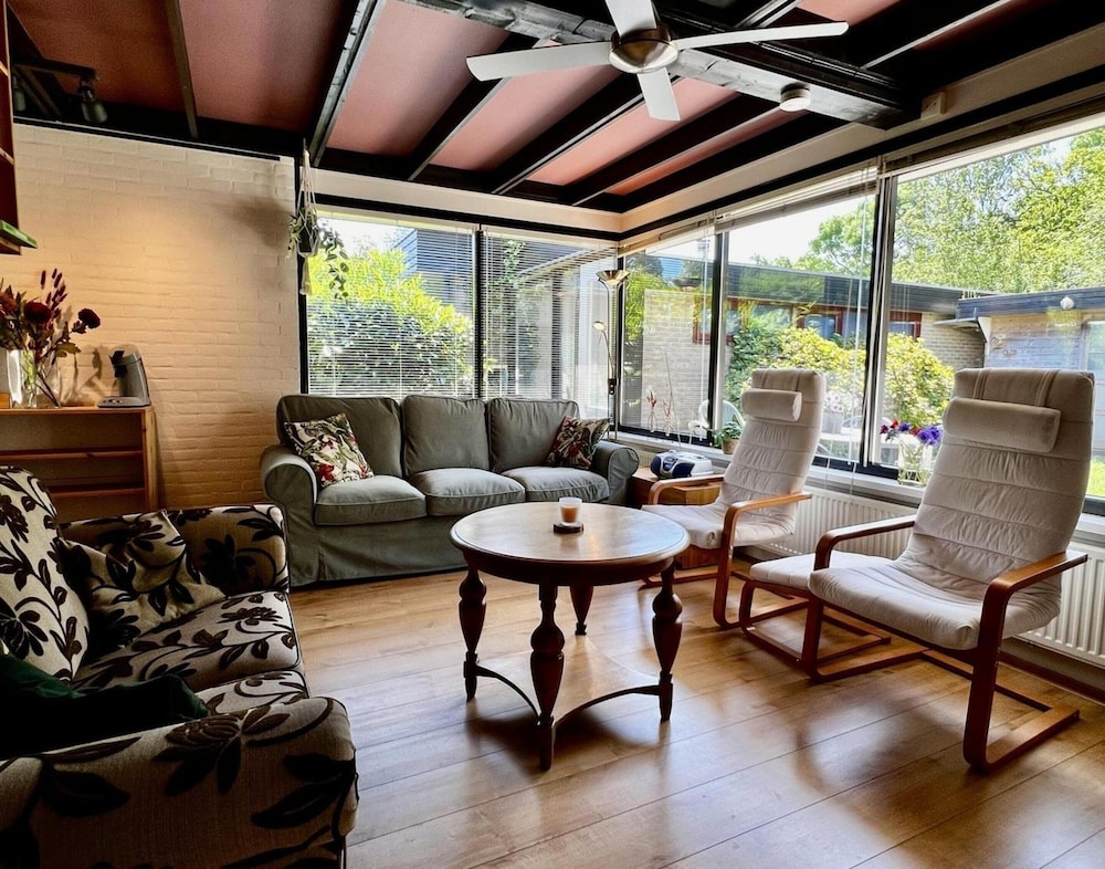 Amazing Bungalow With Sunny Garden