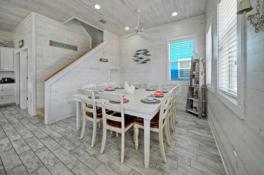 Sleeps 24, 2 Homes 2blocks to the Beach, Pool, Game Room, Patio w/ Outdoor Bar
