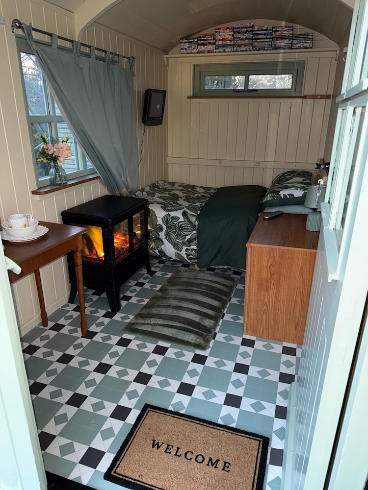Tadnoll Escape- Shepards Hut- Sleeps 2- Bbq- Lake
