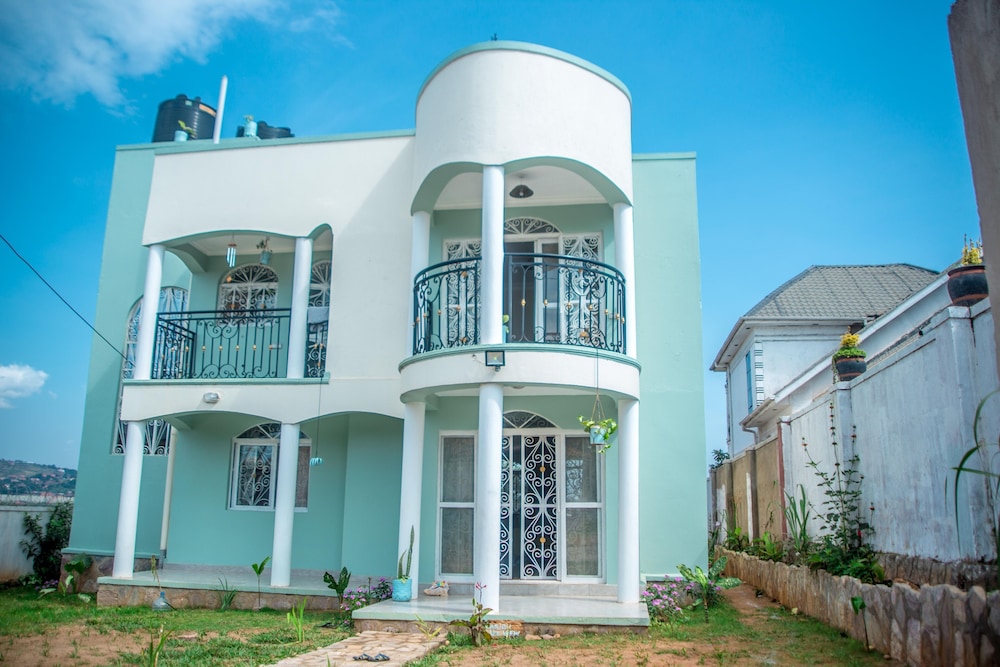 5-bed Lakeview Villa With Roofterrace and Kidspond
